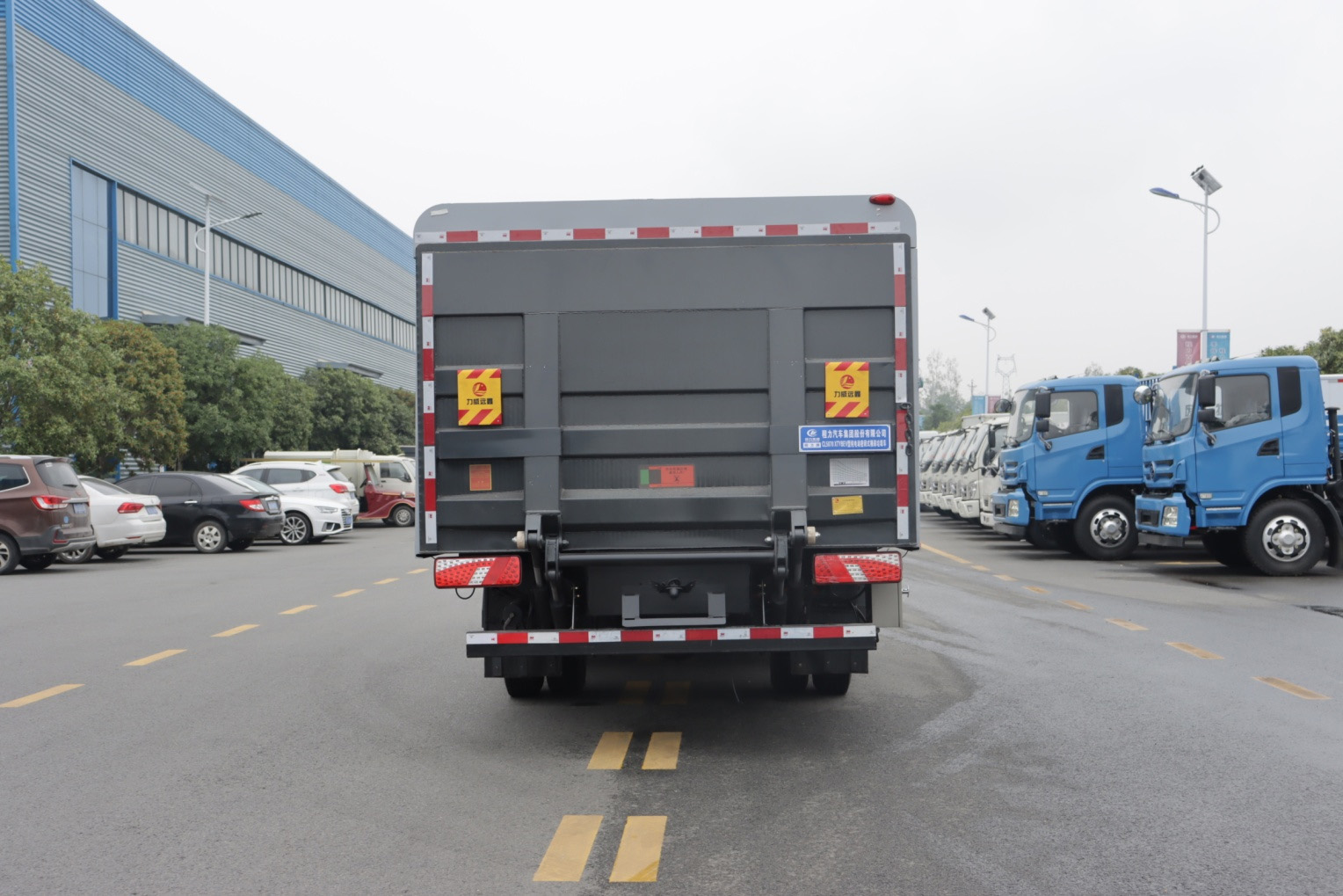 28桶比亞迪T6桶裝垃圾運(yùn)輸車(chē)圖片5