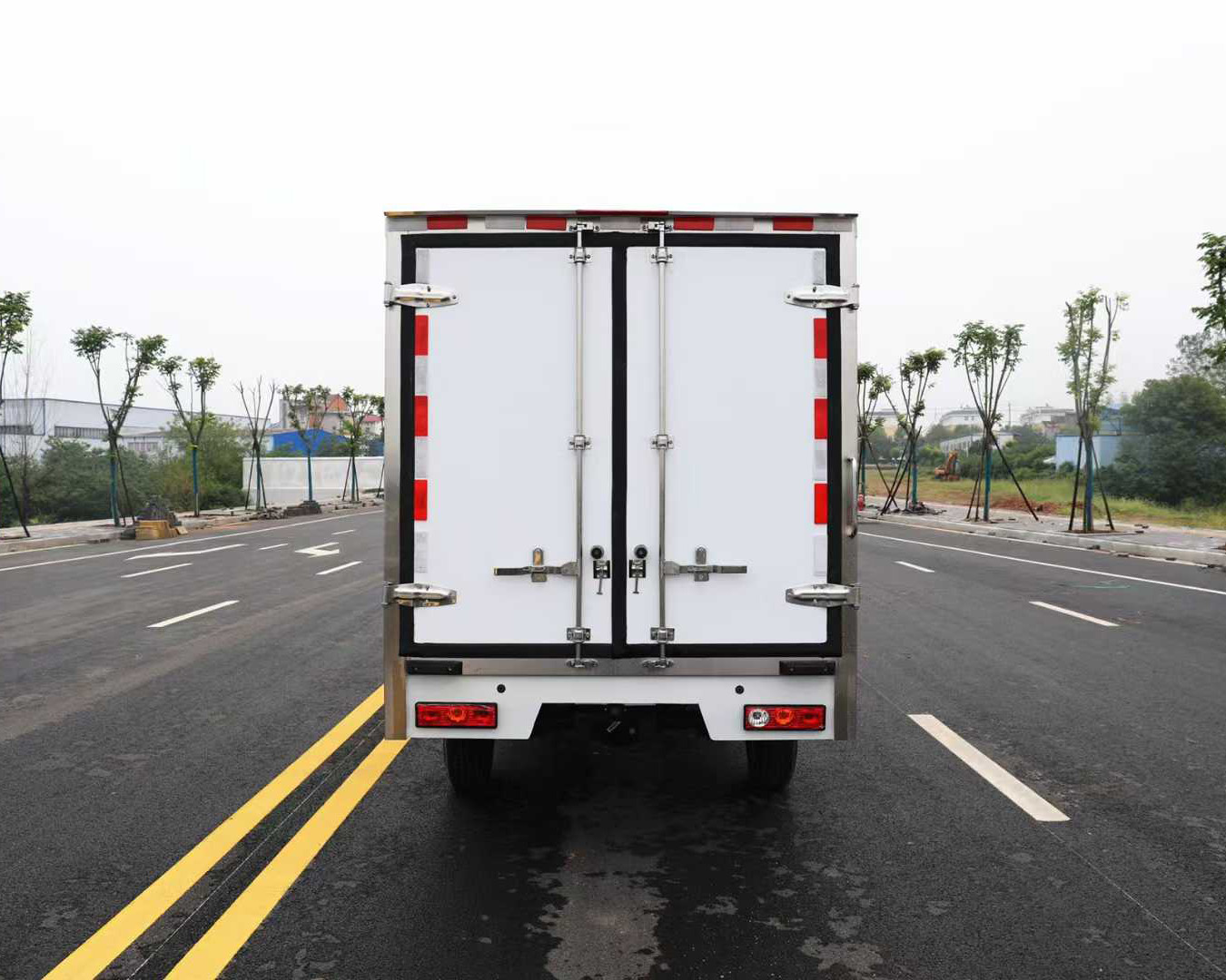 吉利?F1E 純電動(dòng)箱式冷藏運(yùn)輸車F類圖片5