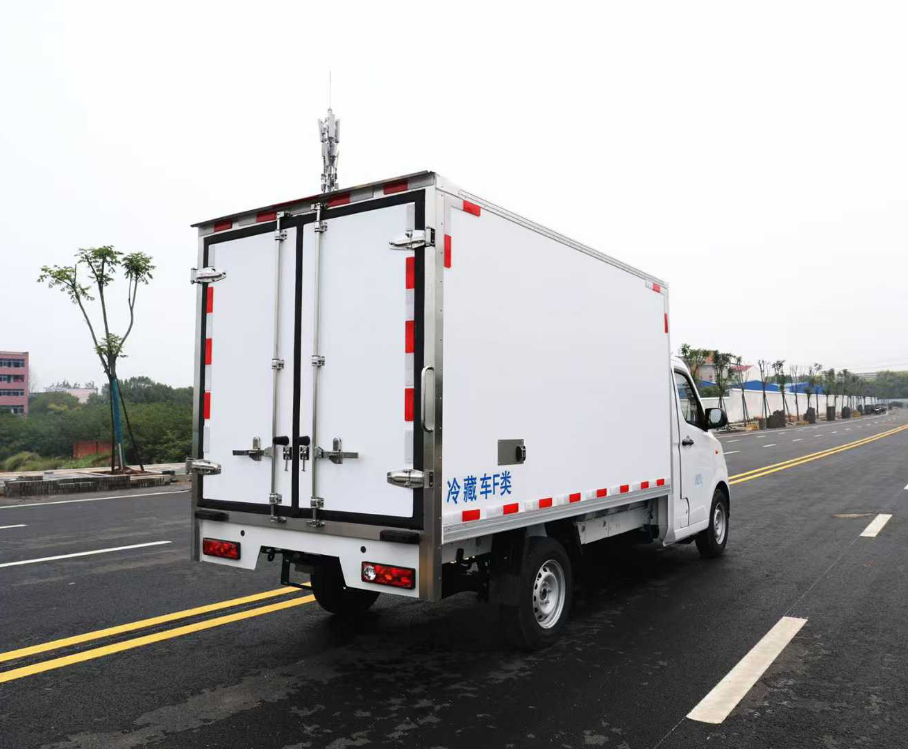 吉利?F1E 純電動(dòng)箱式冷藏運(yùn)輸車F類圖片4