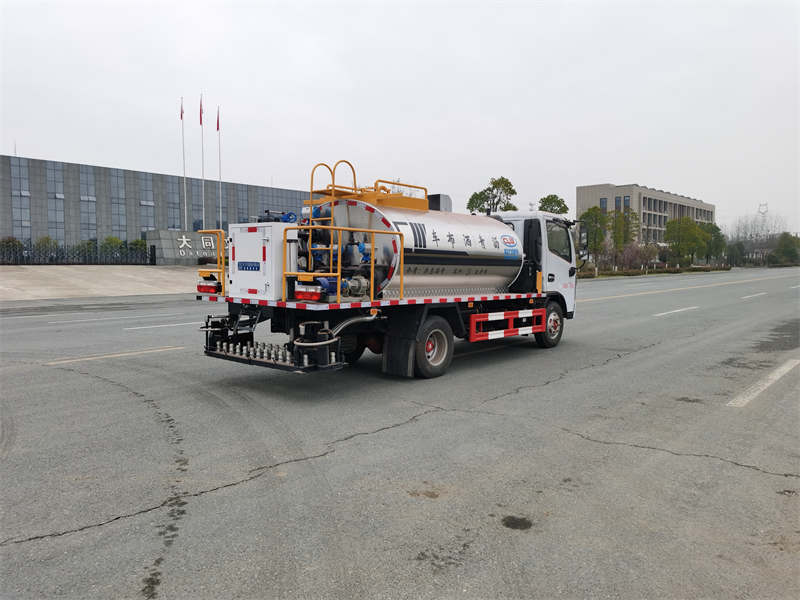 東風(fēng)多利卡2.36方瀝青灑布車(chē)圖片4