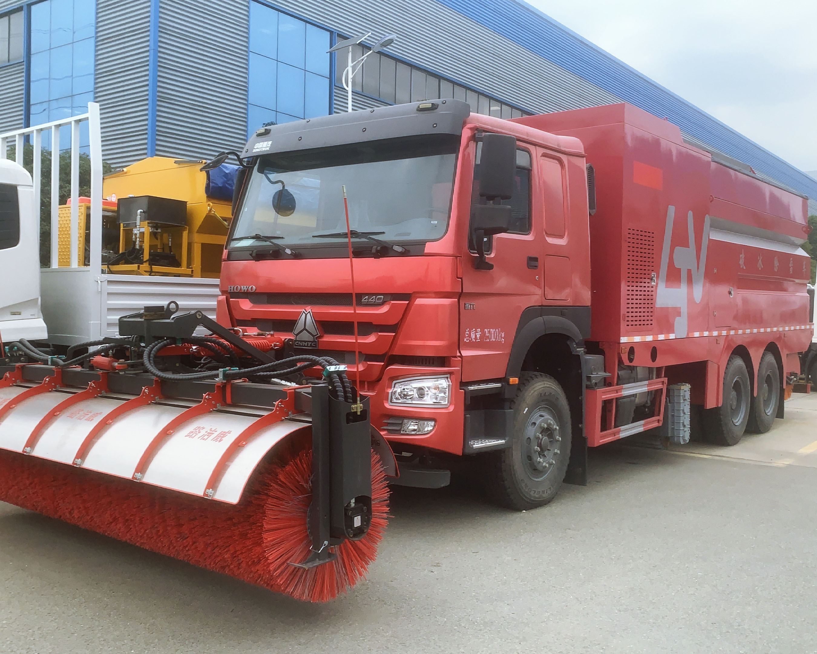 重汽豪沃后雙橋破冰除雪車(chē),加裝撒布機(jī),可配雪鏟雪滾