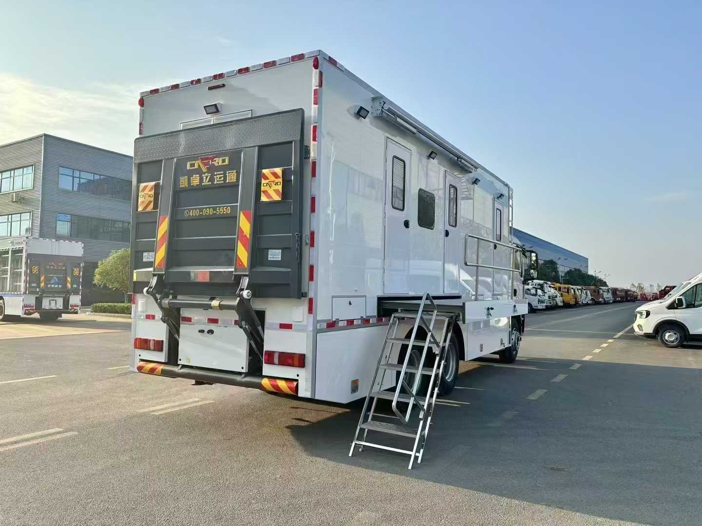 重汽汕德卡大型多功能方艙醫(yī)療車圖片3