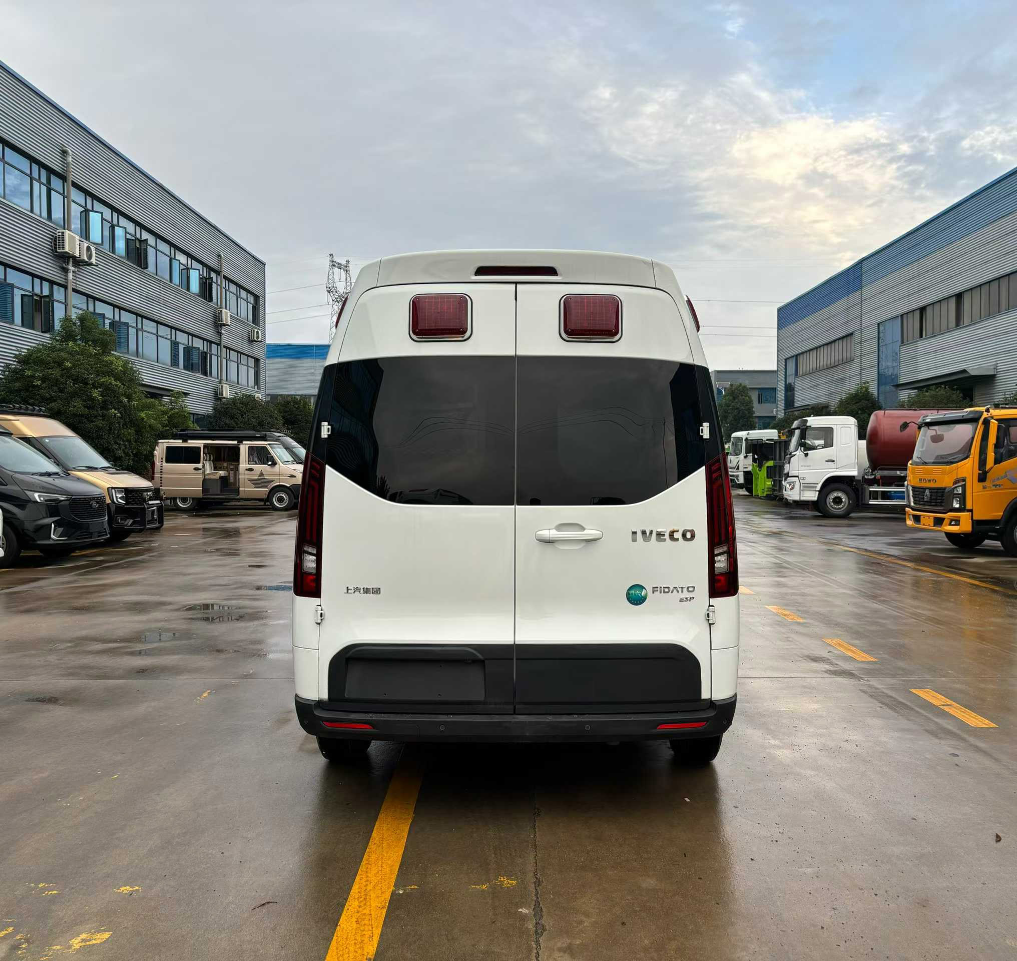 依維柯7-9人高端商務(wù)運(yùn)兵車圖片4