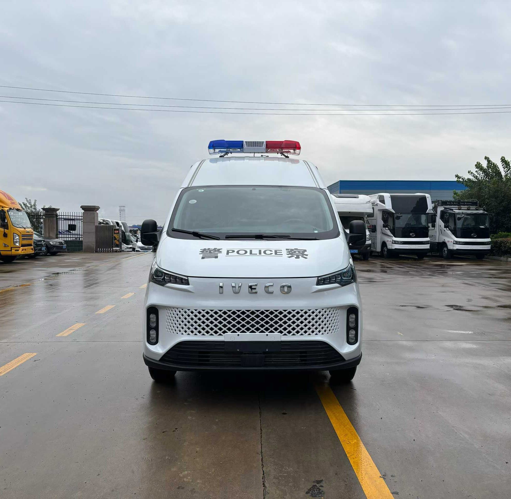 依維柯7-9人高端商務(wù)運(yùn)兵車圖片2