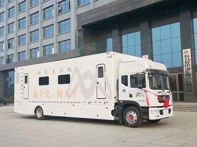 東風D9衛(wèi)星通訊指揮車圖片3